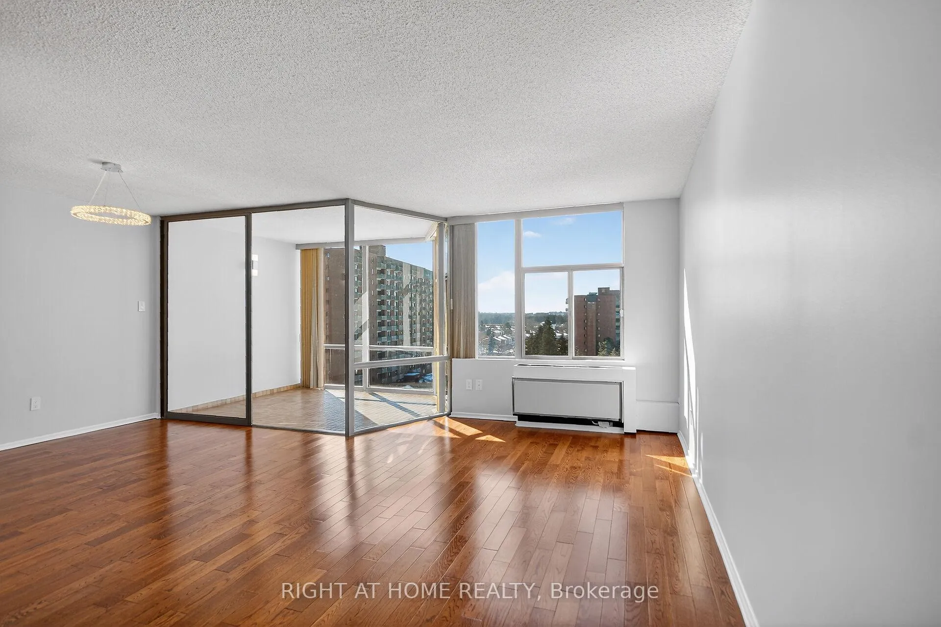 Photo 6 of Unit 808, 2759 Carousel Crescent, Ottawa, Emerald Woods/Sawmill Creek — HOMEH