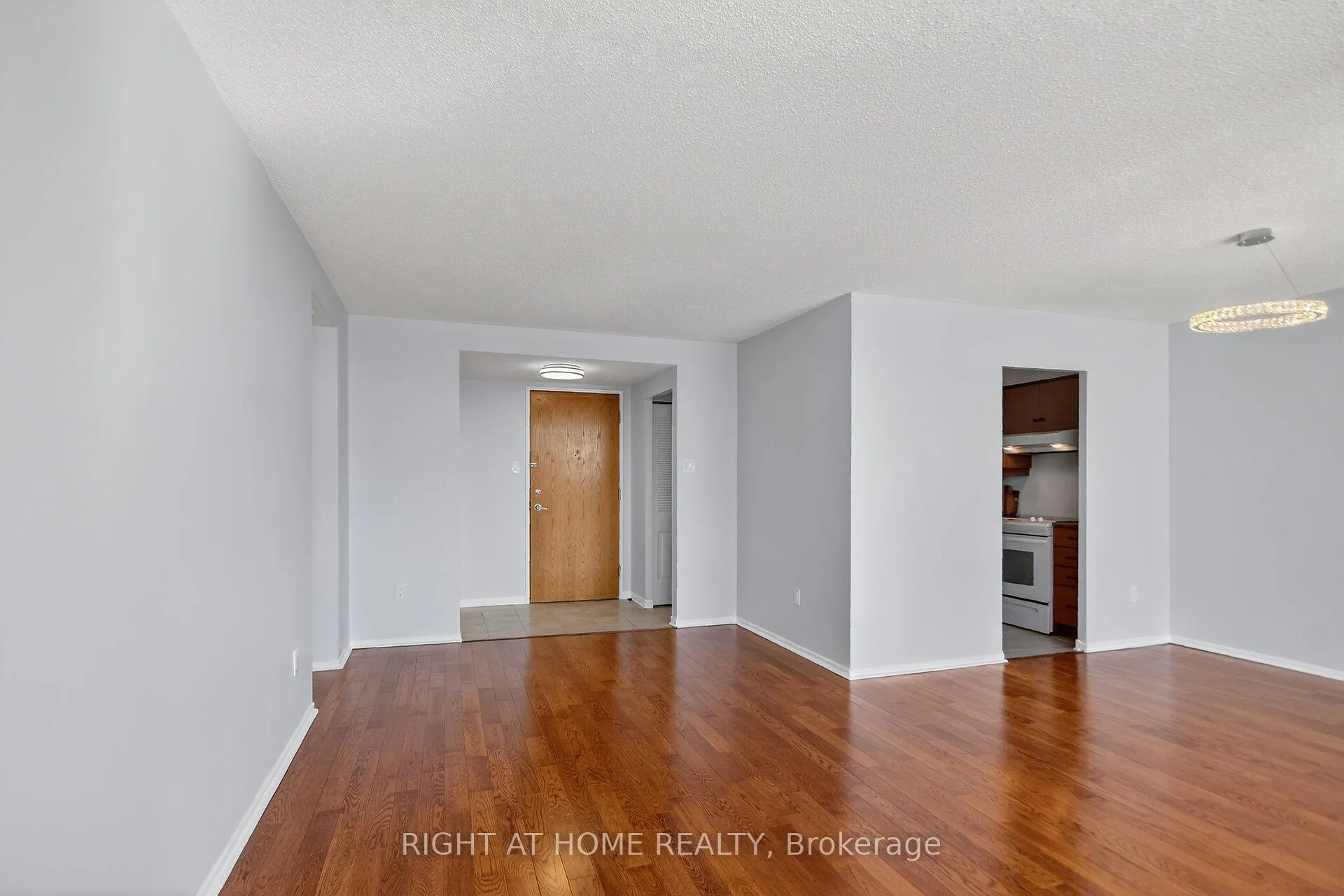 Photo 7 of Unit 808, 2759 Carousel Crescent, Ottawa, Emerald Woods/Sawmill Creek — HOMEH