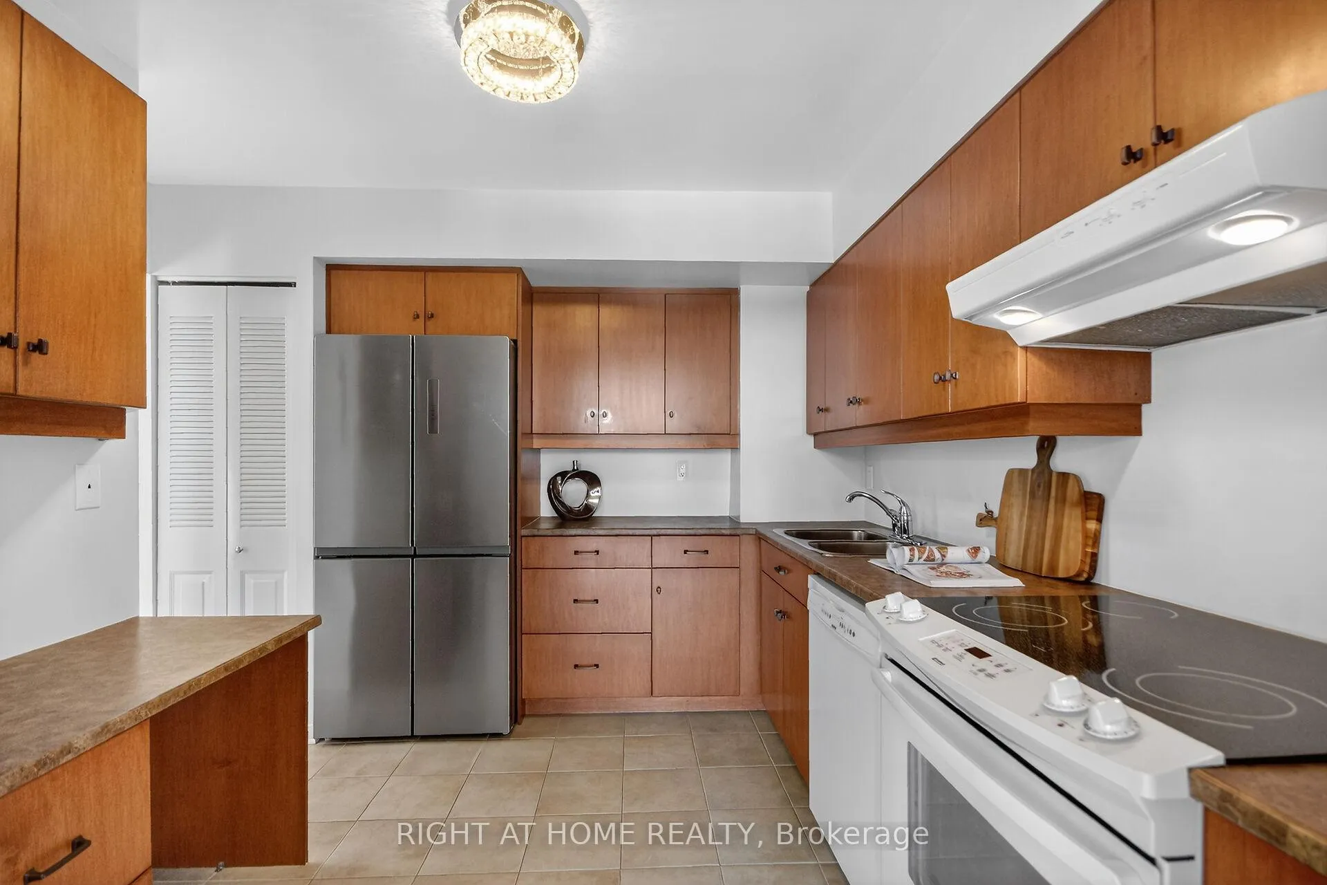 Photo 9 of Unit 808, 2759 Carousel Crescent, Ottawa, Emerald Woods/Sawmill Creek — HOMEH