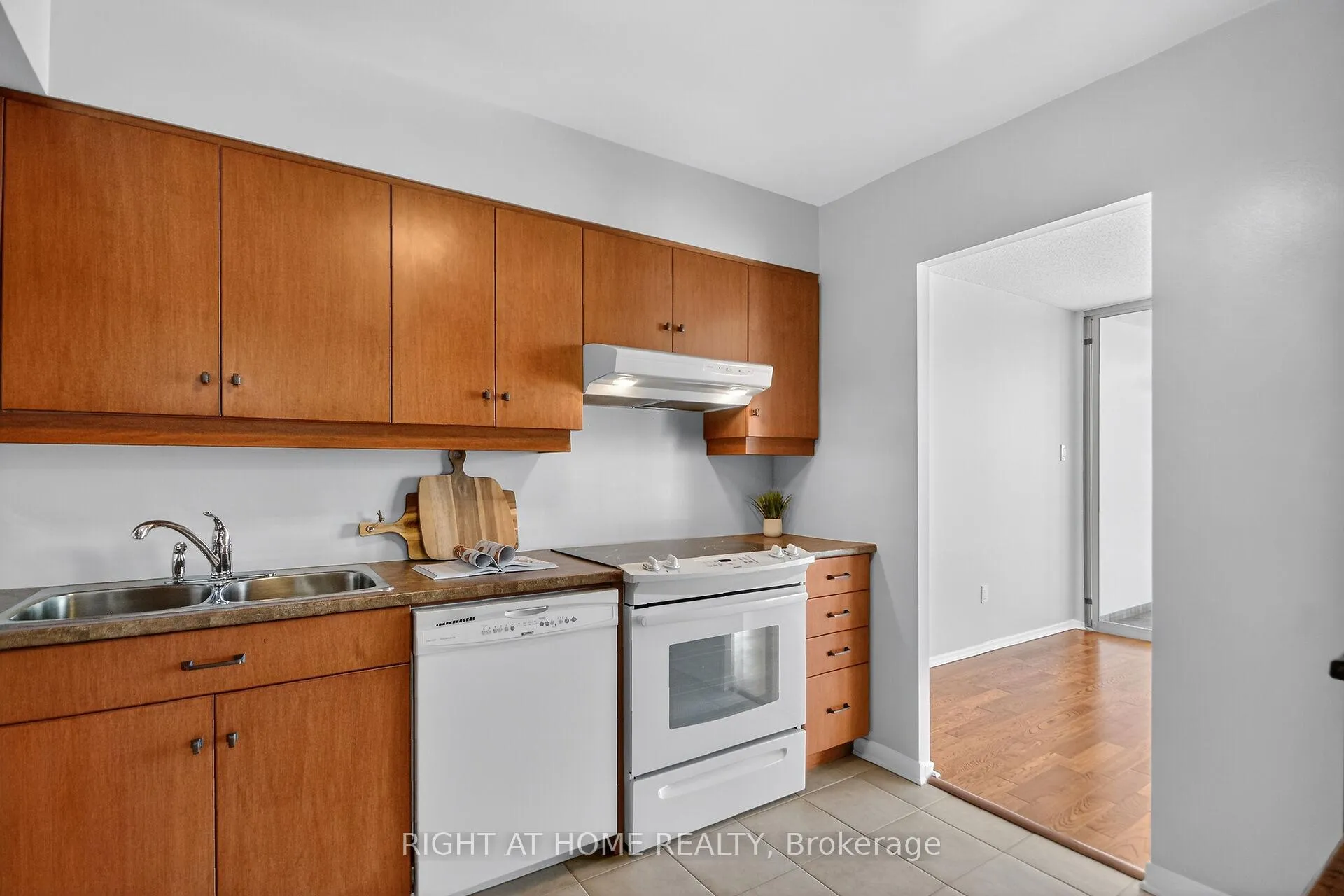 Photo 10 of Unit 808, 2759 Carousel Crescent, Ottawa, Emerald Woods/Sawmill Creek — HOMEH