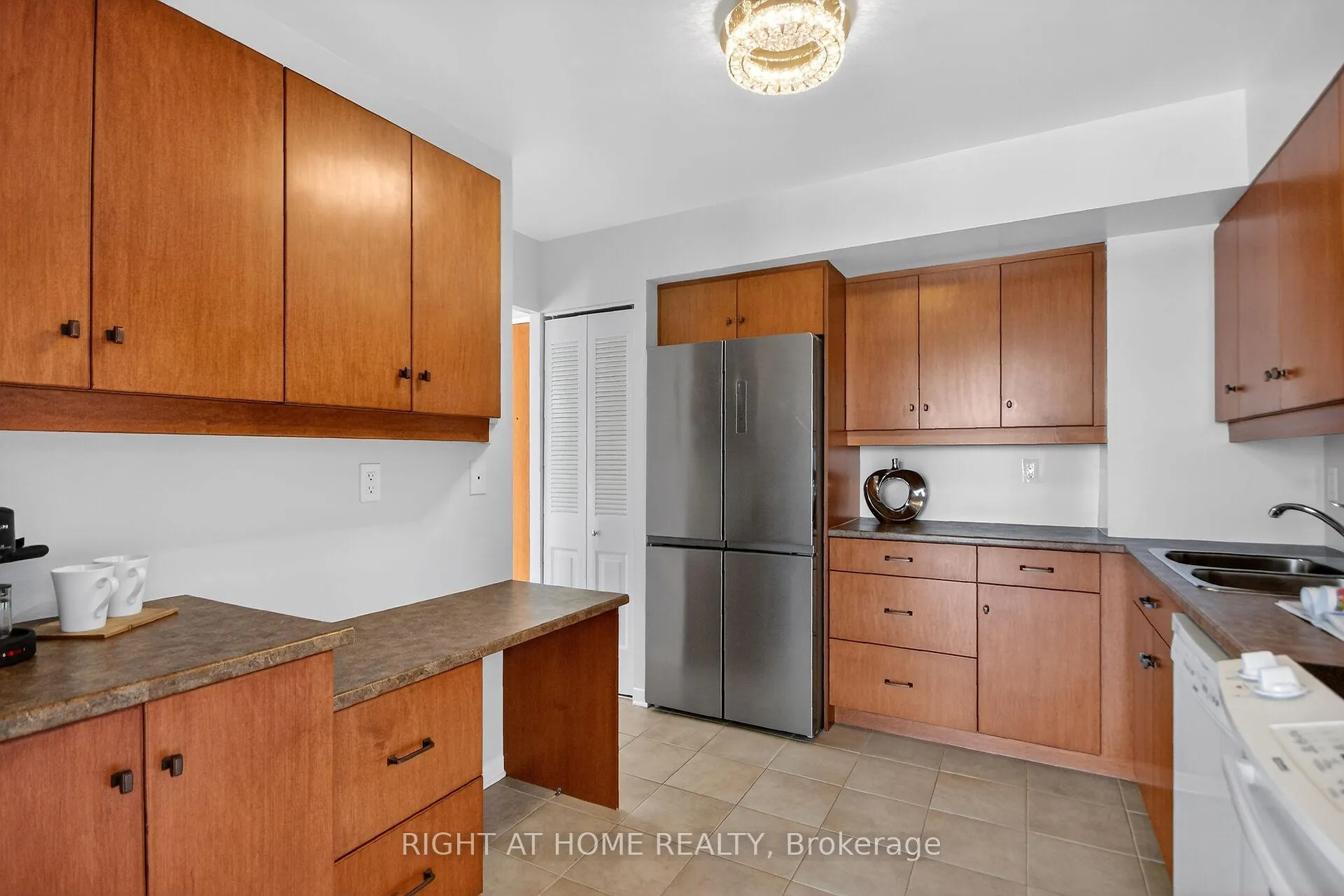 Photo 11 of Unit 808, 2759 Carousel Crescent, Ottawa, Emerald Woods/Sawmill Creek — HOMEH