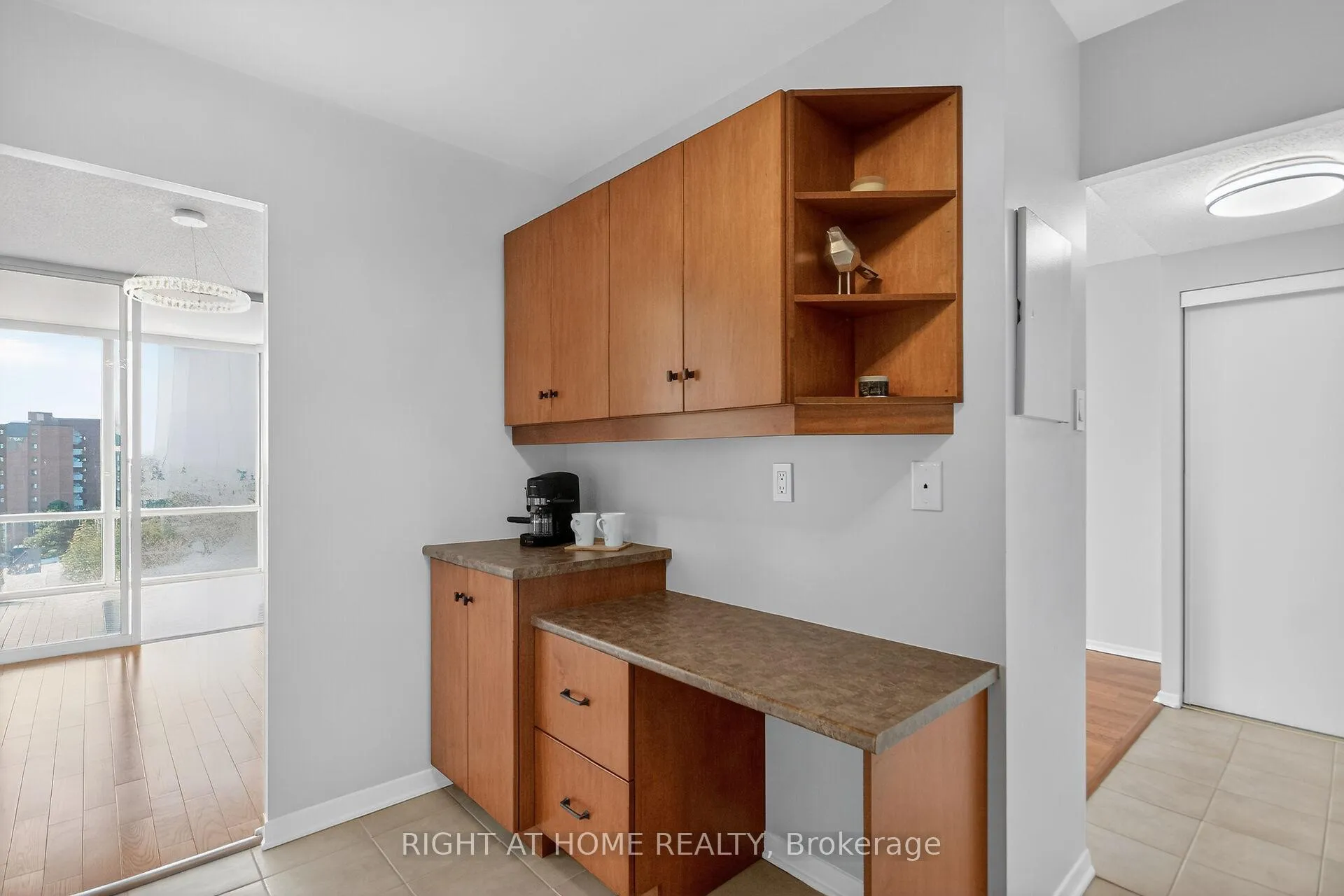 Photo 12 of Unit 808, 2759 Carousel Crescent, Ottawa, Emerald Woods/Sawmill Creek — HOMEH