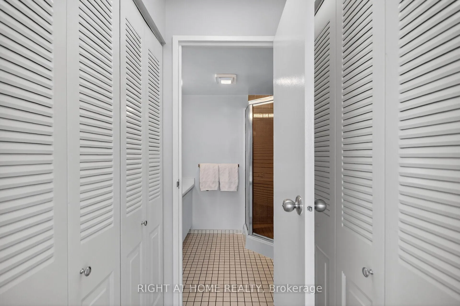 Photo 15 of Unit 808, 2759 Carousel Crescent, Ottawa, Emerald Woods/Sawmill Creek — HOMEH