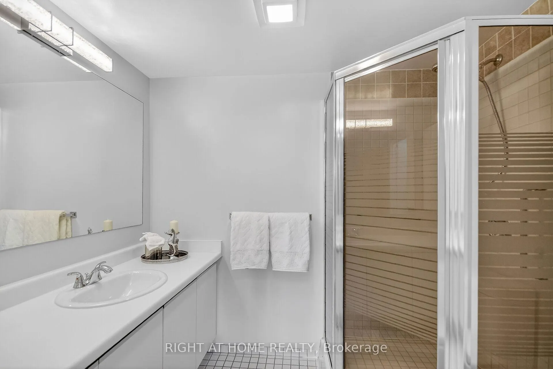 Photo 16 of Unit 808, 2759 Carousel Crescent, Ottawa, Emerald Woods/Sawmill Creek — HOMEH