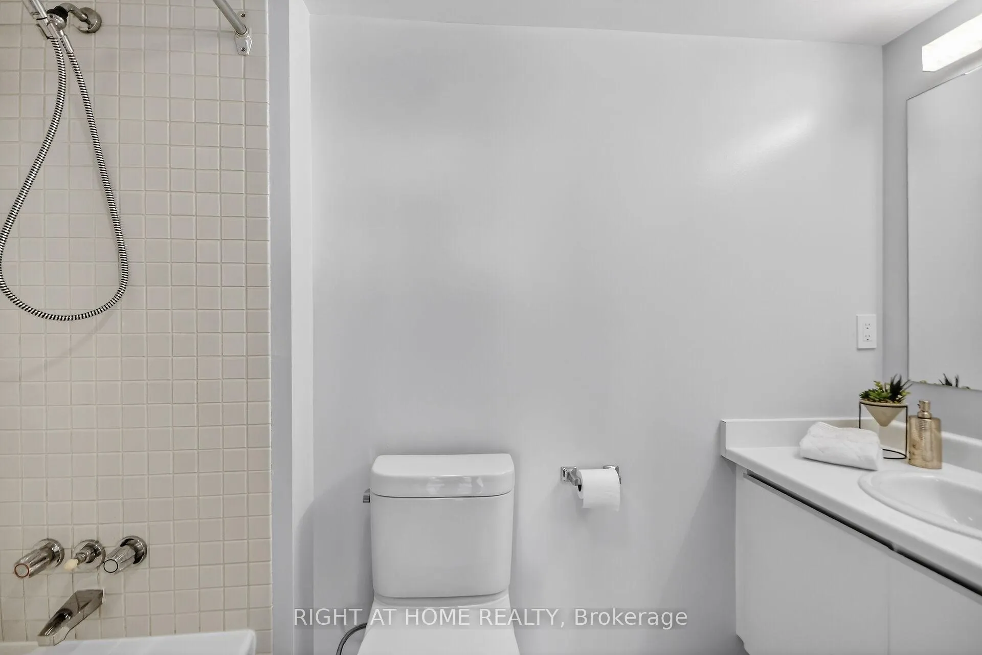 Photo 19 of Unit 808, 2759 Carousel Crescent, Ottawa, Emerald Woods/Sawmill Creek — HOMEH
