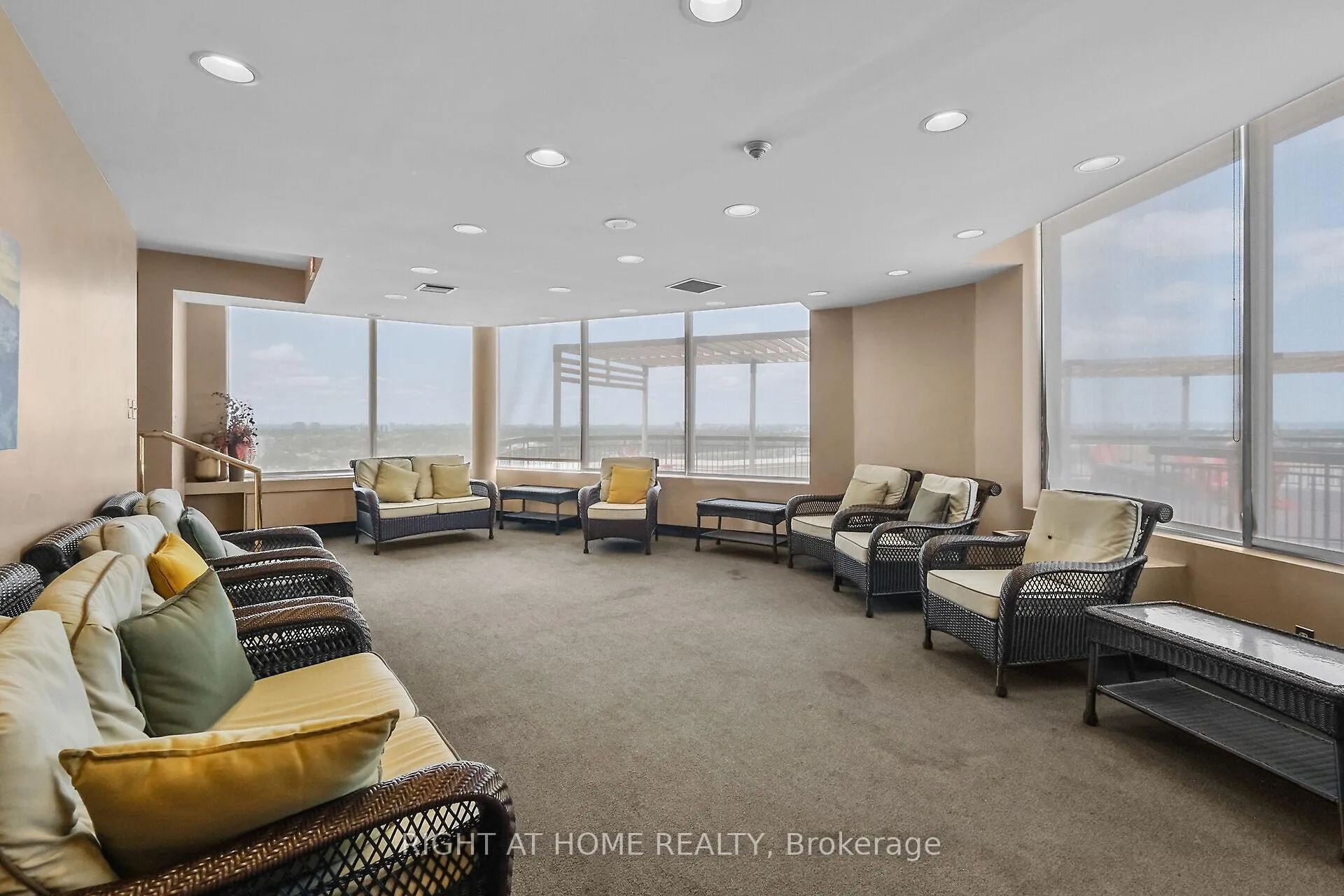 Photo 24 of Unit 808, 2759 Carousel Crescent, Ottawa, Emerald Woods/Sawmill Creek — HOMEH