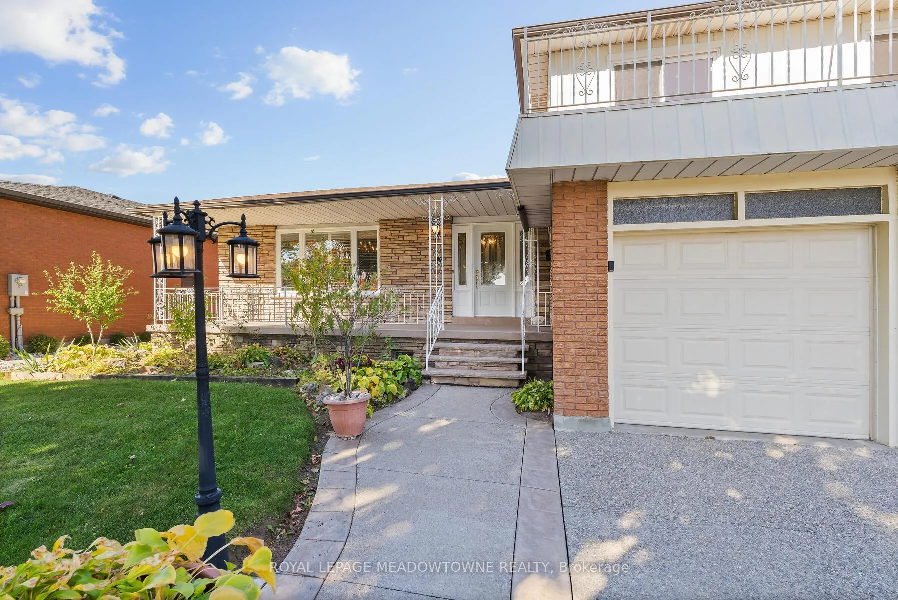 Photo 3 of 305 Ulric Crescent, Oakville, West — HOMEH