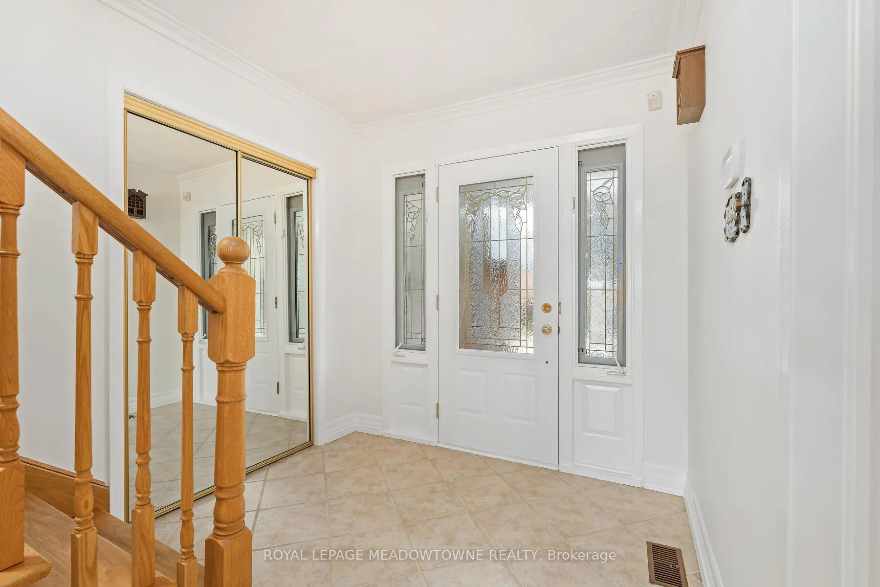 Photo 4 of 305 Ulric Crescent, Oakville, West — HOMEH