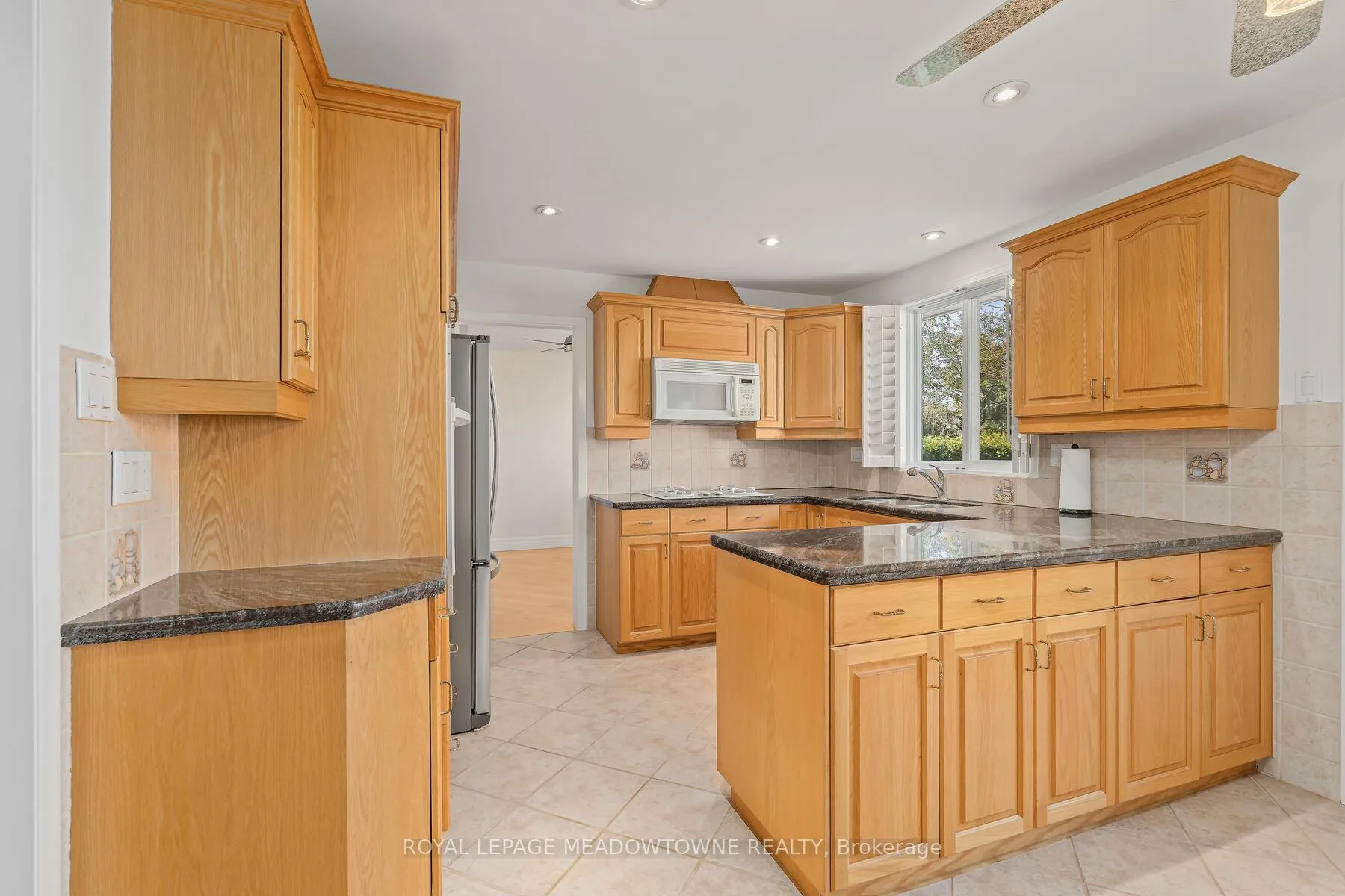 Photo 10 of 305 Ulric Crescent, Oakville, West — HOMEH