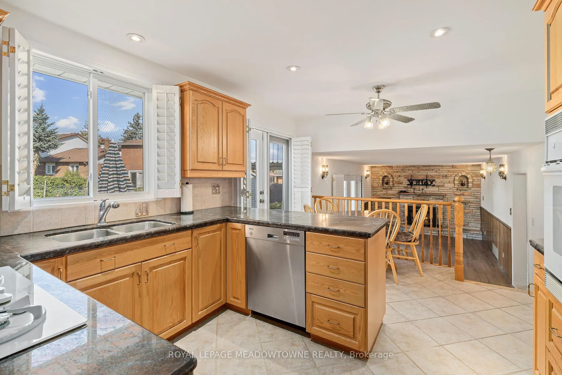 Photo 12 of 305 Ulric Crescent, Oakville, West — HOMEH