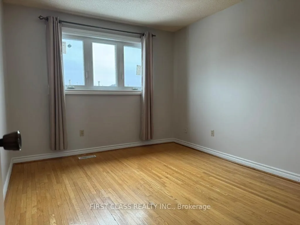 Photo 5 of 11 Coleraine Avenue, Markham, Middlefield — HOMEH
