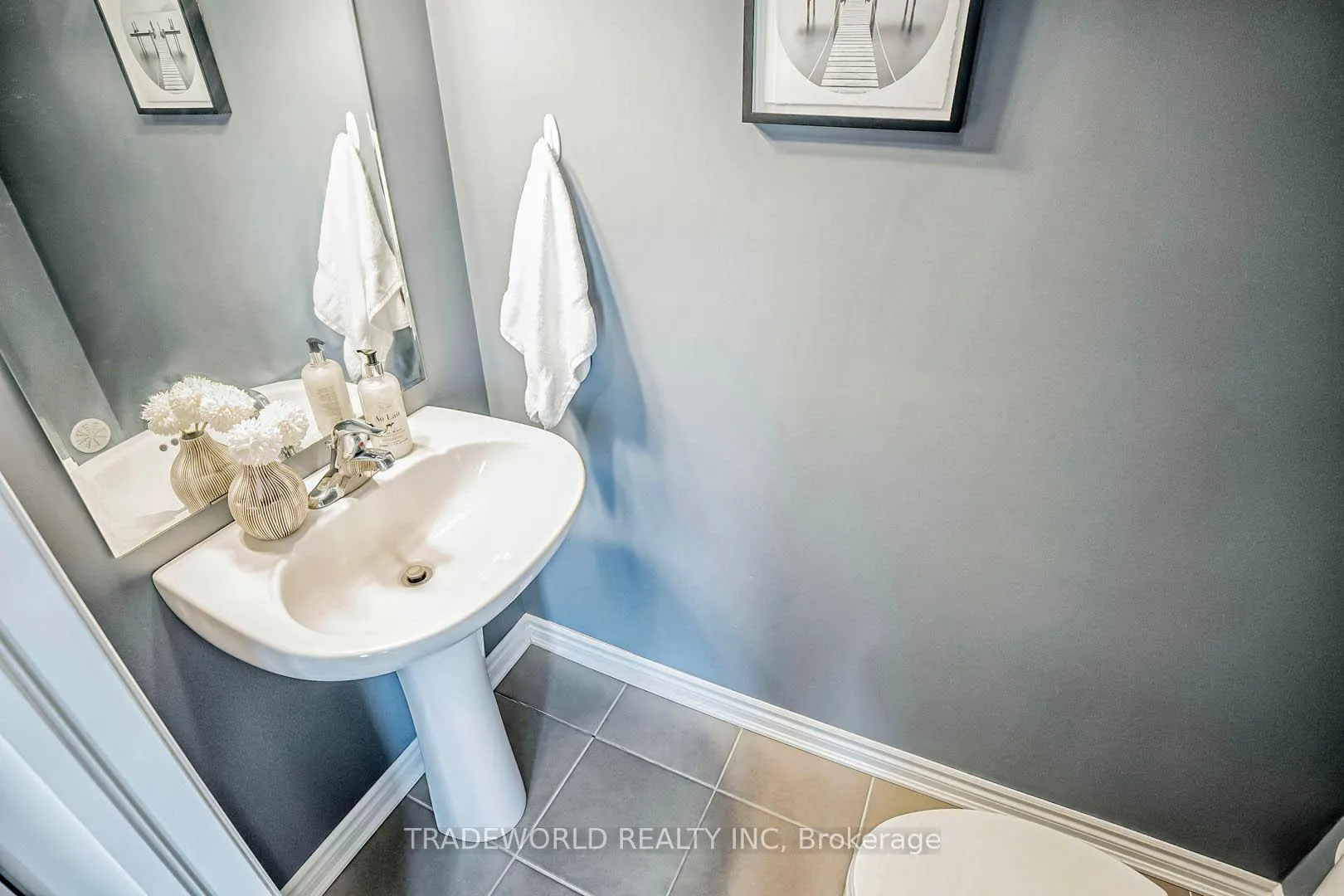 Photo 4 of 172 Thomas Phillips Drive, Aurora, Rural Aurora — HOMEH