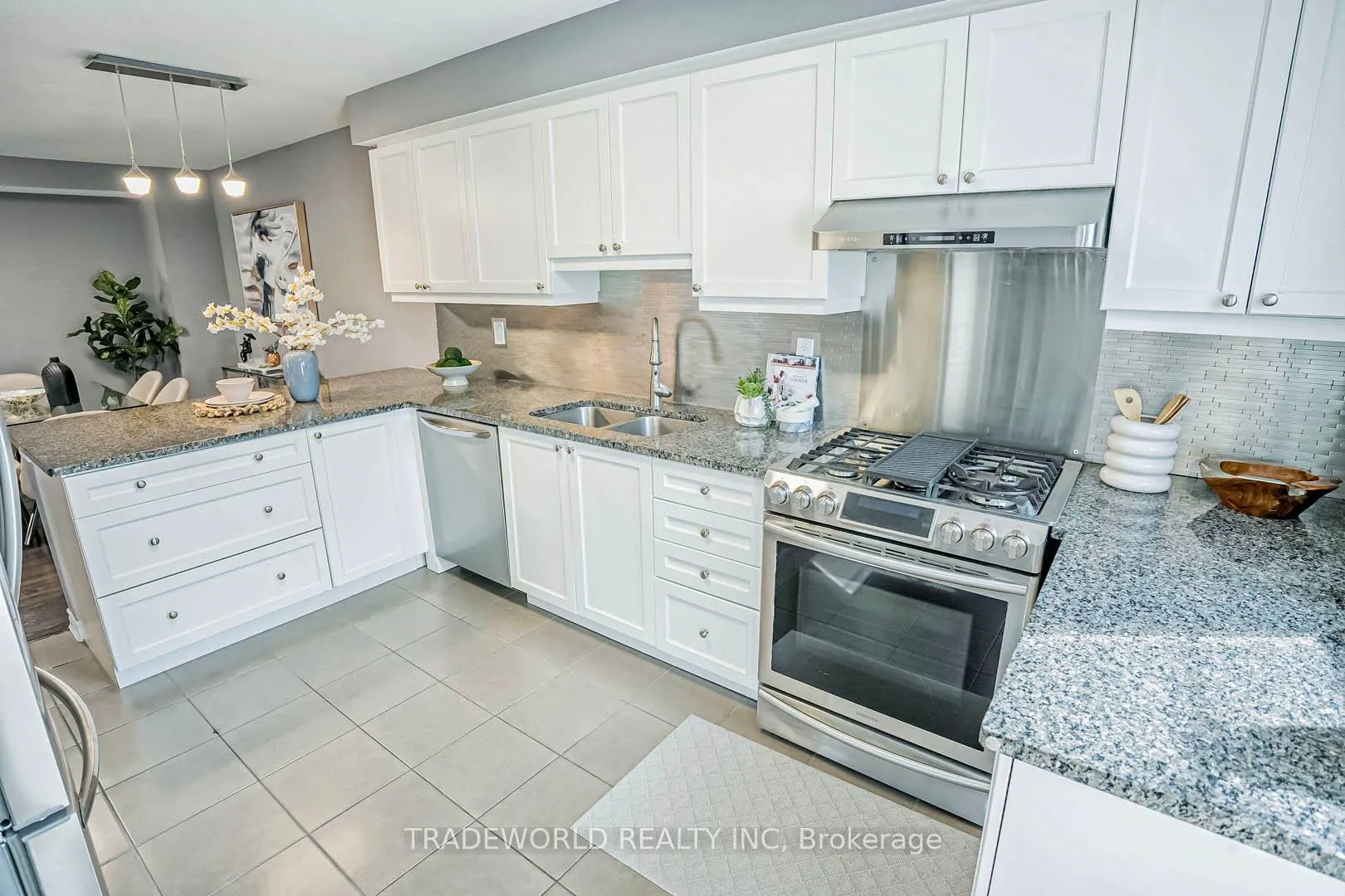 Photo 20 of 172 Thomas Phillips Drive, Aurora, Rural Aurora — HOMEH