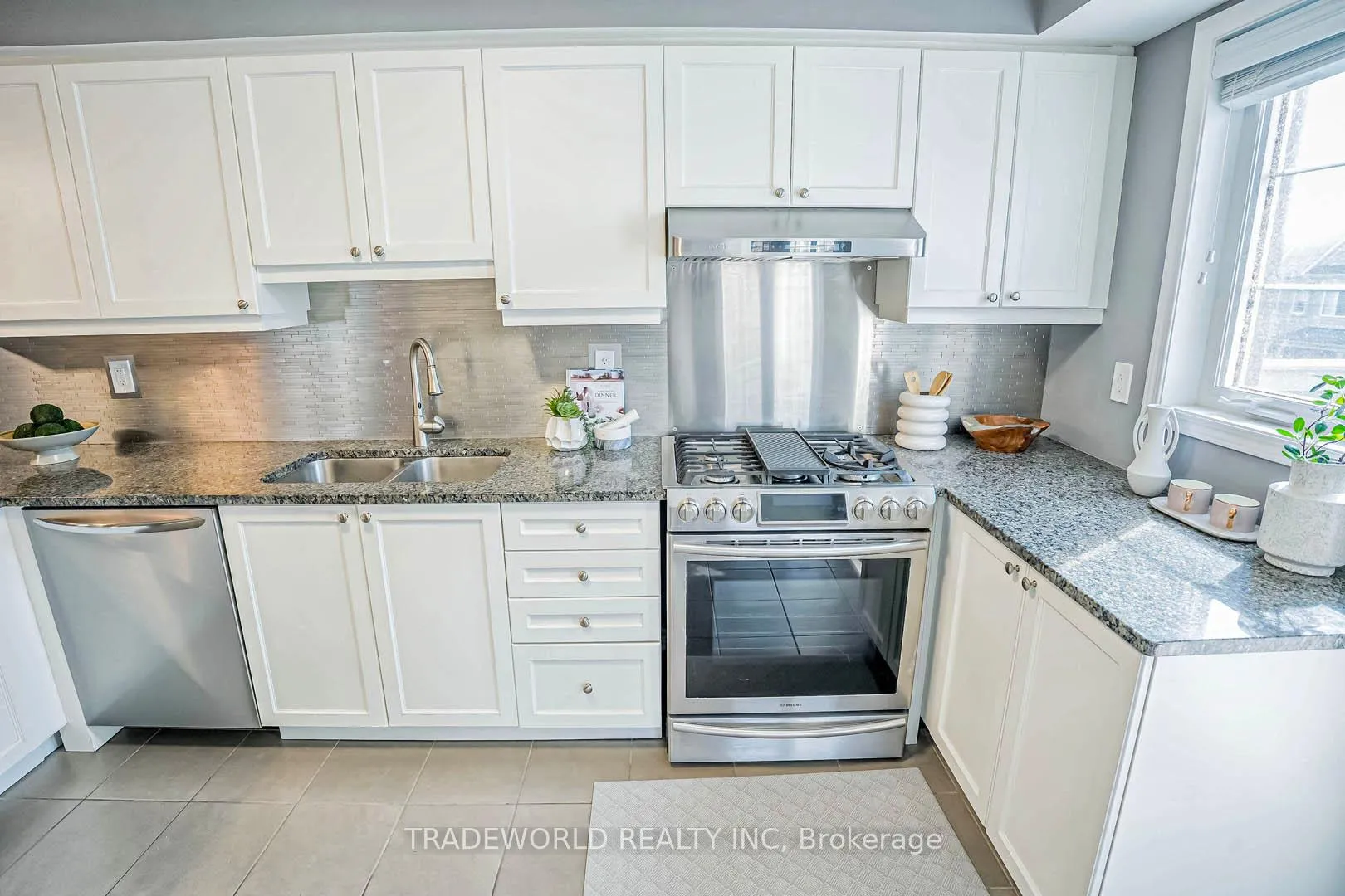 Photo 21 of 172 Thomas Phillips Drive, Aurora, Rural Aurora — HOMEH