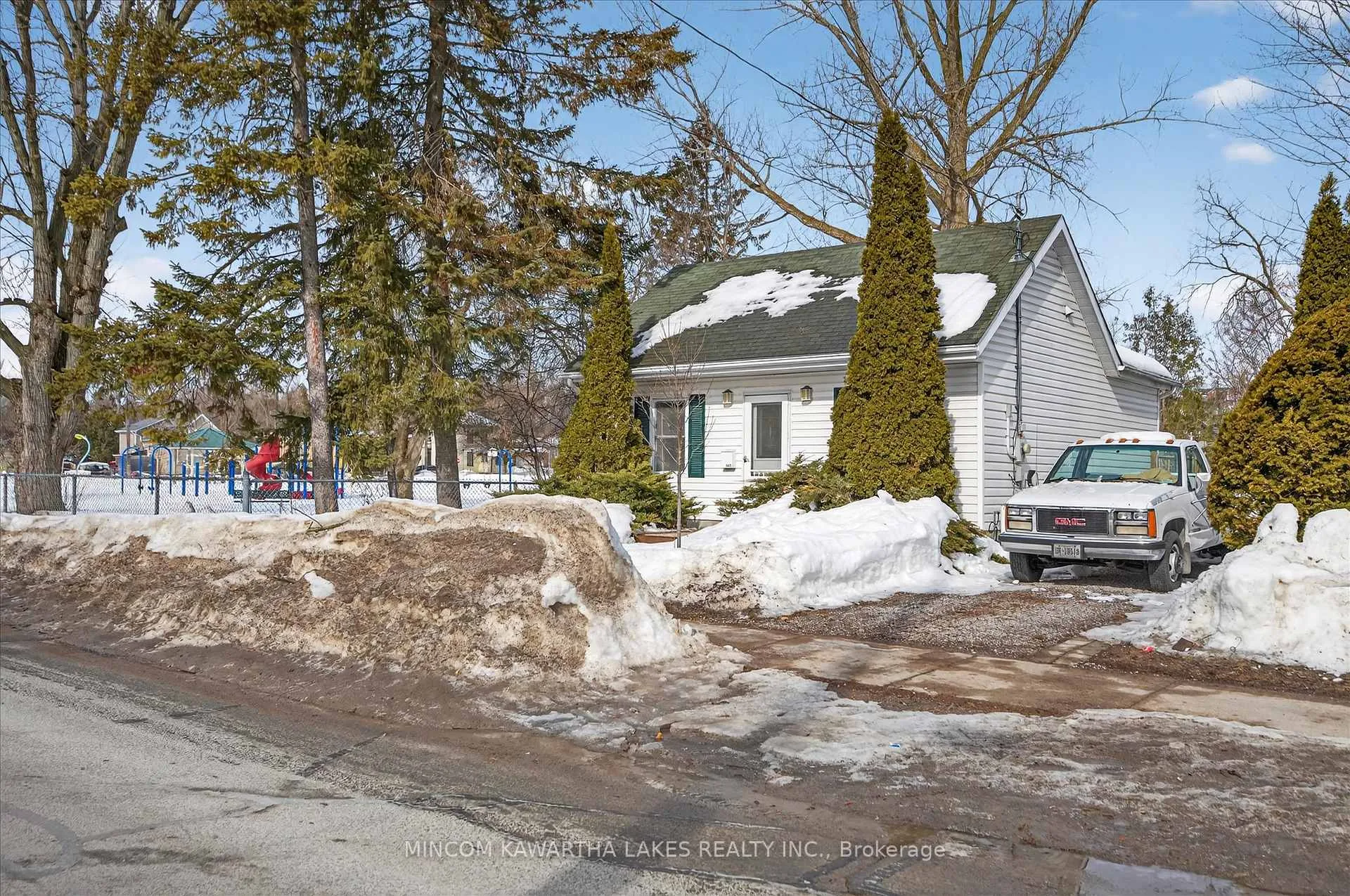 Photo 3 of 668 Brown Street, Peterborough, Otonabee Ward 1 — HOMEH