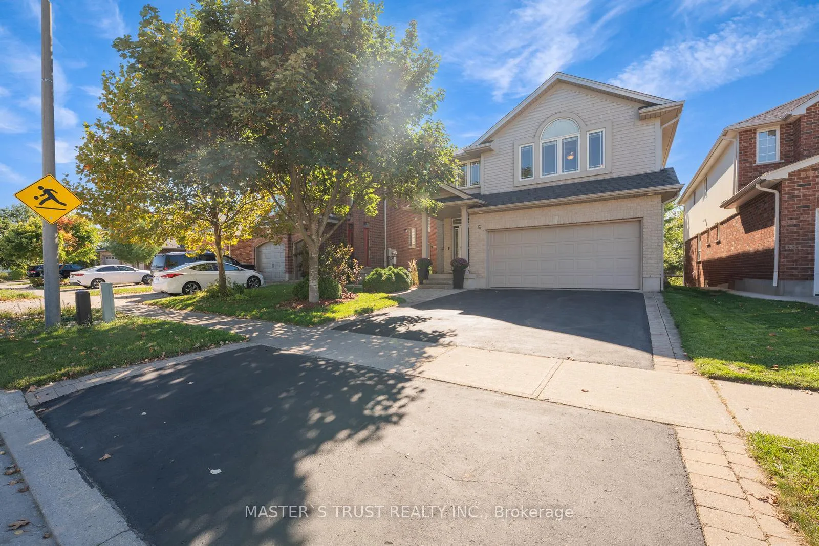 Photo 2 of 5 Howden Crescent, Guelph, Pineridge/Westminster Woods — HOMEH