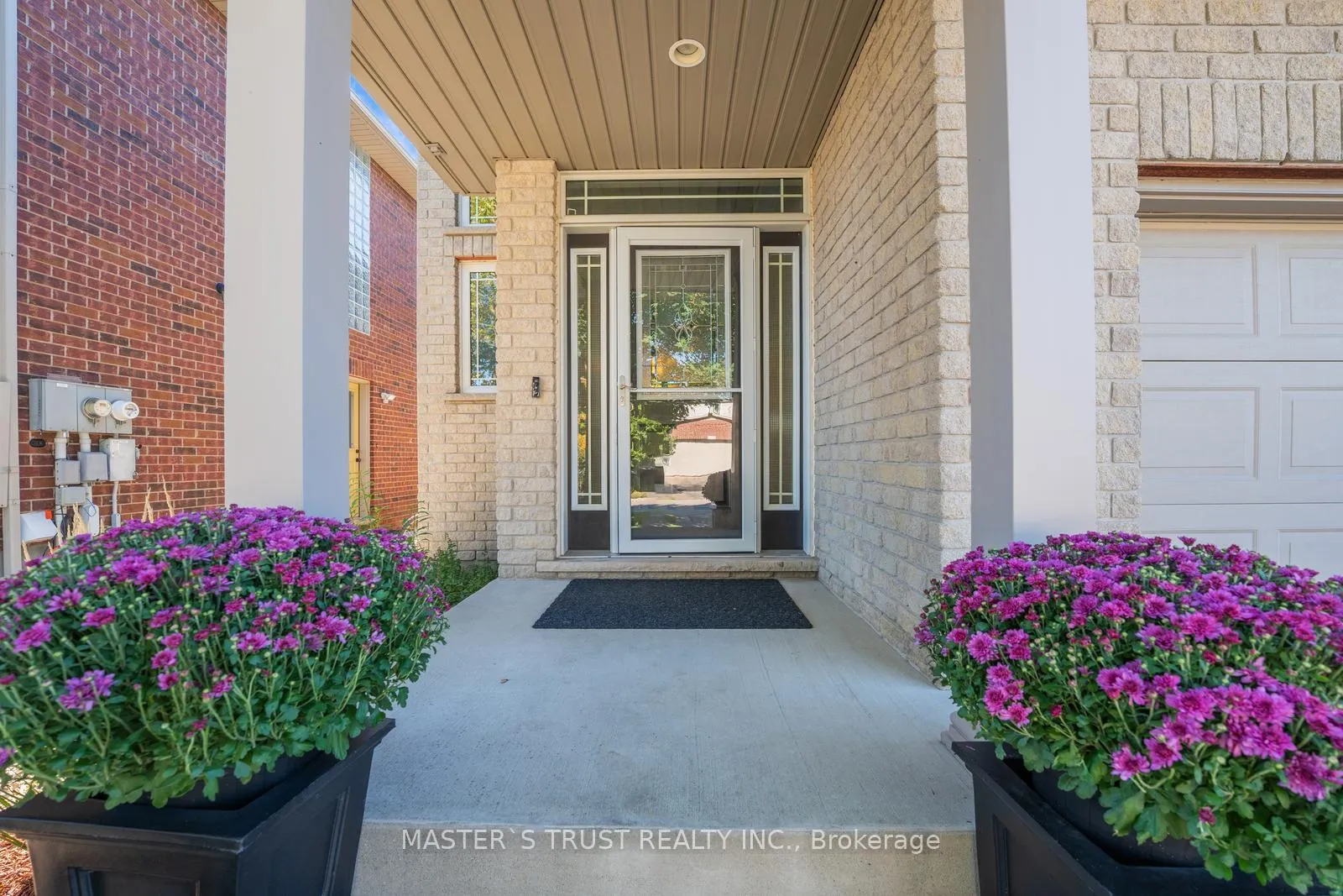Photo 3 of 5 Howden Crescent, Guelph, Pineridge/Westminster Woods — HOMEH