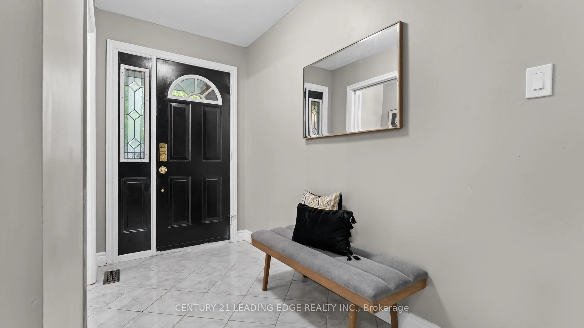 Photo 4 of 42 Tanager Square, Brampton, Heart Lake West — HOMEH