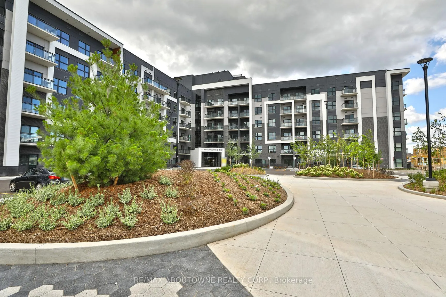 Front of Unit 117, 128 Grovewood Common