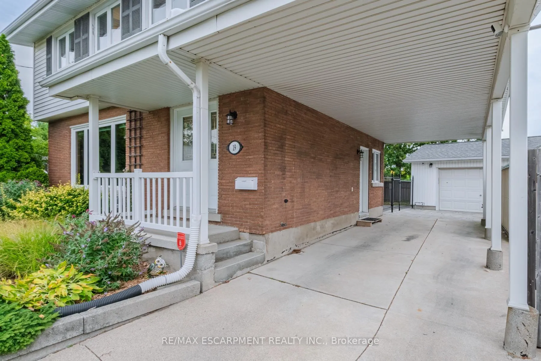 Photo 4 of 19 Carmen Avenue, Hamilton, Macassa — HOMEH