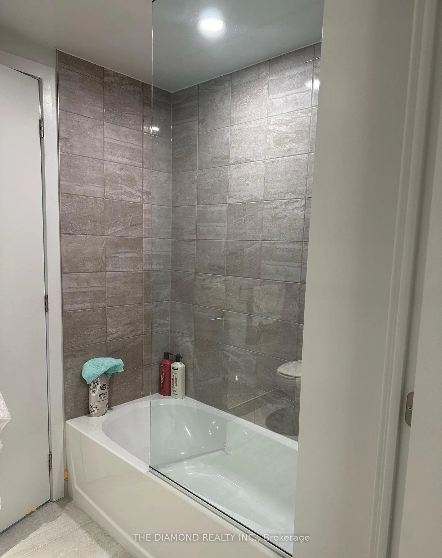 Photo 15 of Unit 1704, 8 Cumberland Street, Toronto, The Annex — HOMEH
