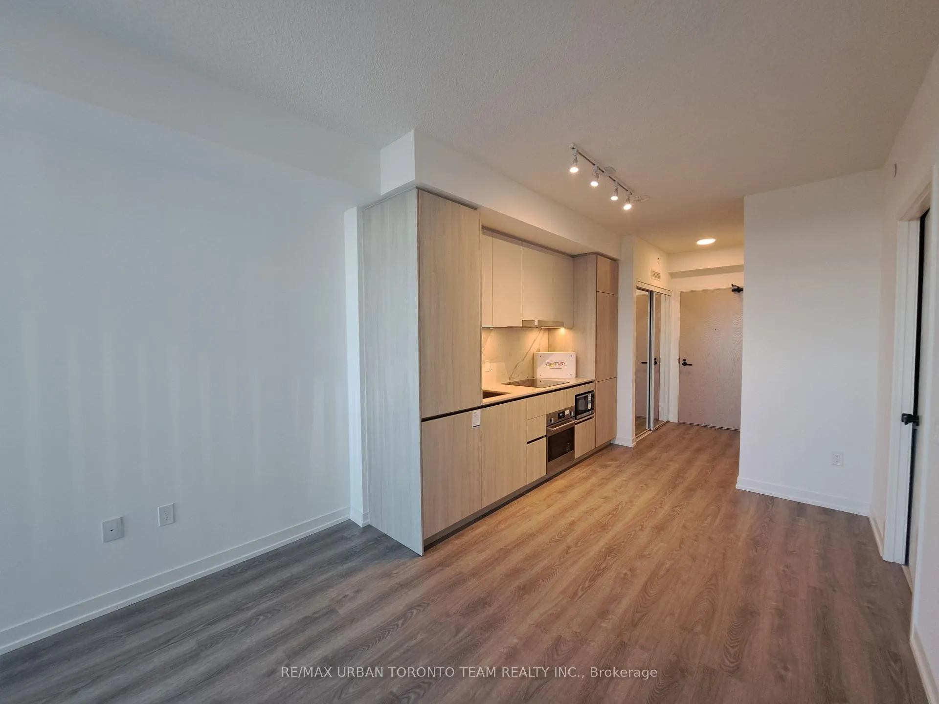 Photo 2 of Unit 2110, 8 Interchange Way, Vaughan, Vaughan Corporate Centre — HOMEH