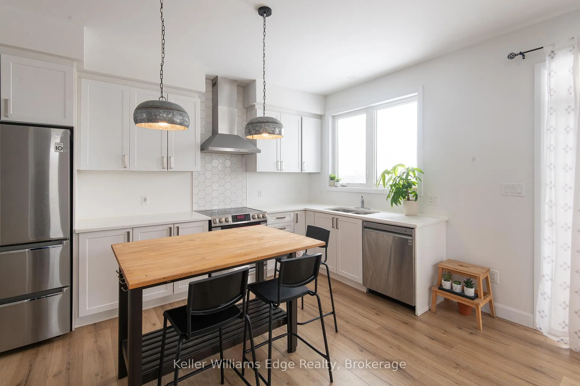 Photo 5 of 143 Superior Drive, Loyalist, Amherstview — HOMEH