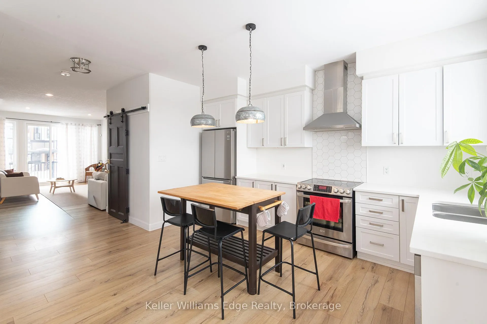 Photo 7 of 143 Superior Drive, Loyalist, Amherstview — HOMEH