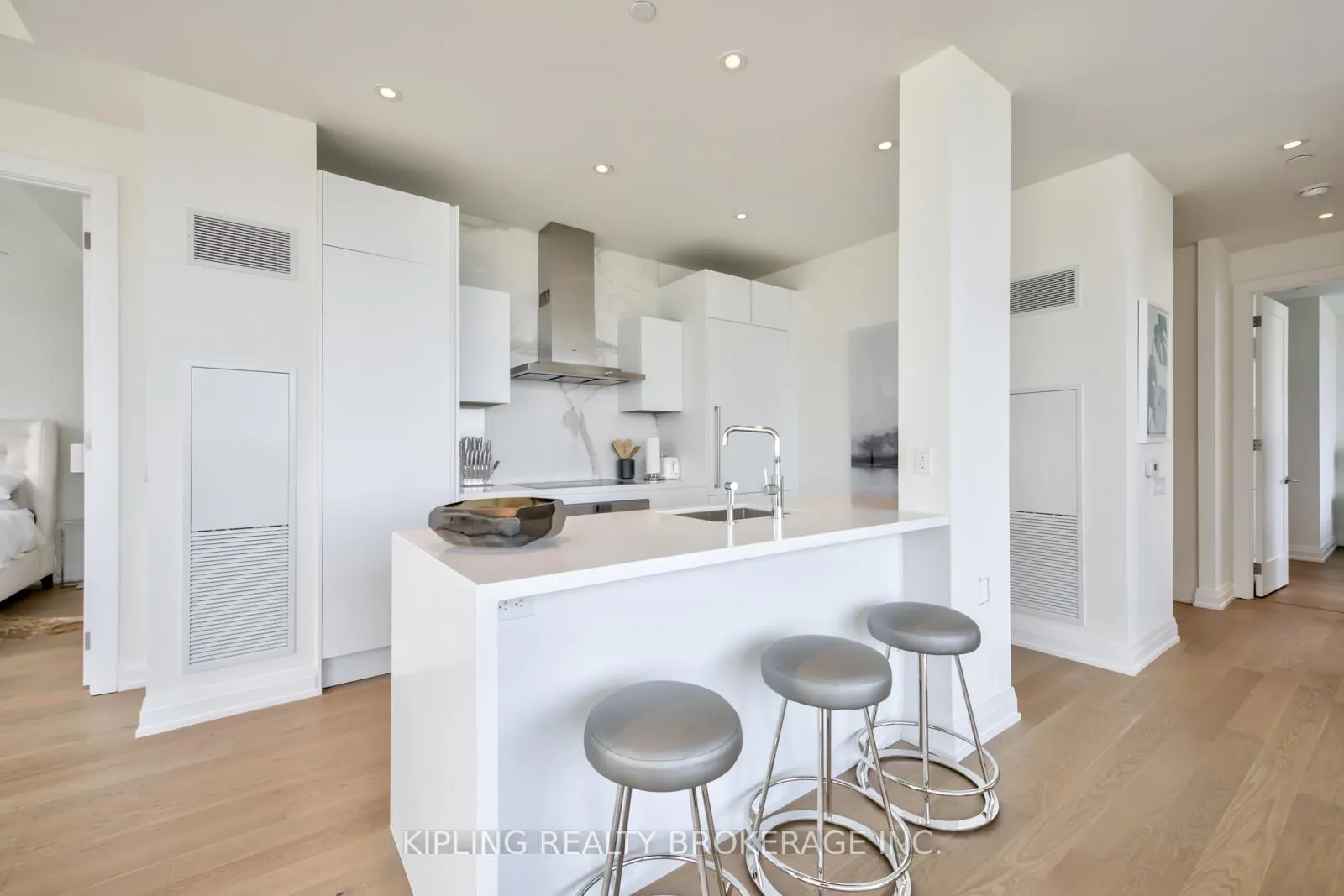 Photo 5 of Unit 2403, 101 St Clair Avenue W, Toronto, Yonge-St. Clair — HOMEH