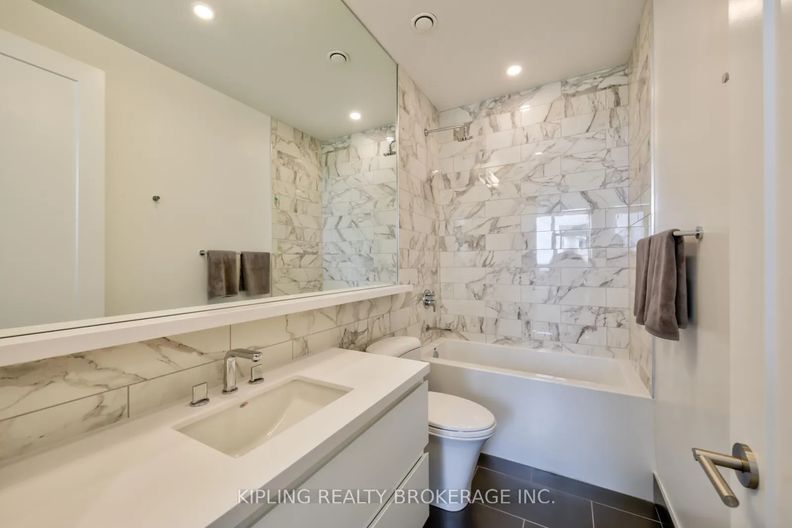 Photo 7 of Unit 2403, 101 St Clair Avenue W, Toronto, Yonge-St. Clair — HOMEH