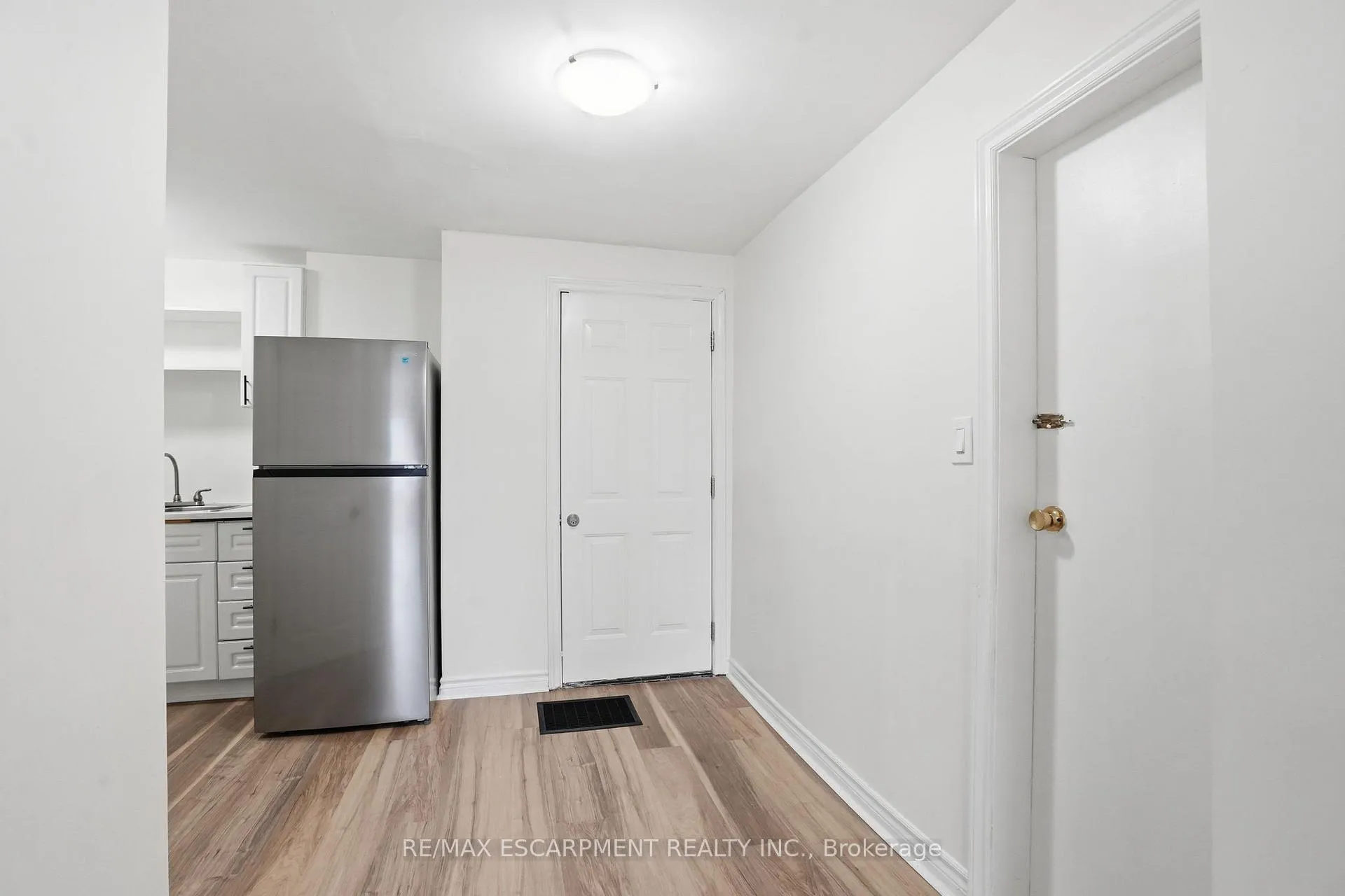 Photo 14 of Unit BACHELOR, 237 Queen Street, Hamilton, Strathcona — HOMEH
