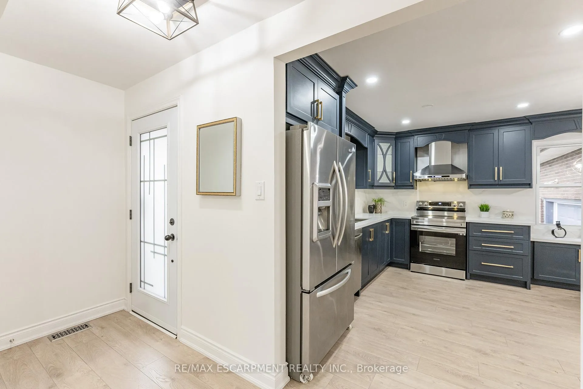 Photo 2 of Unit MAIN, 3045 Portage Road, Niagara Falls, Church's Lane — HOMEH