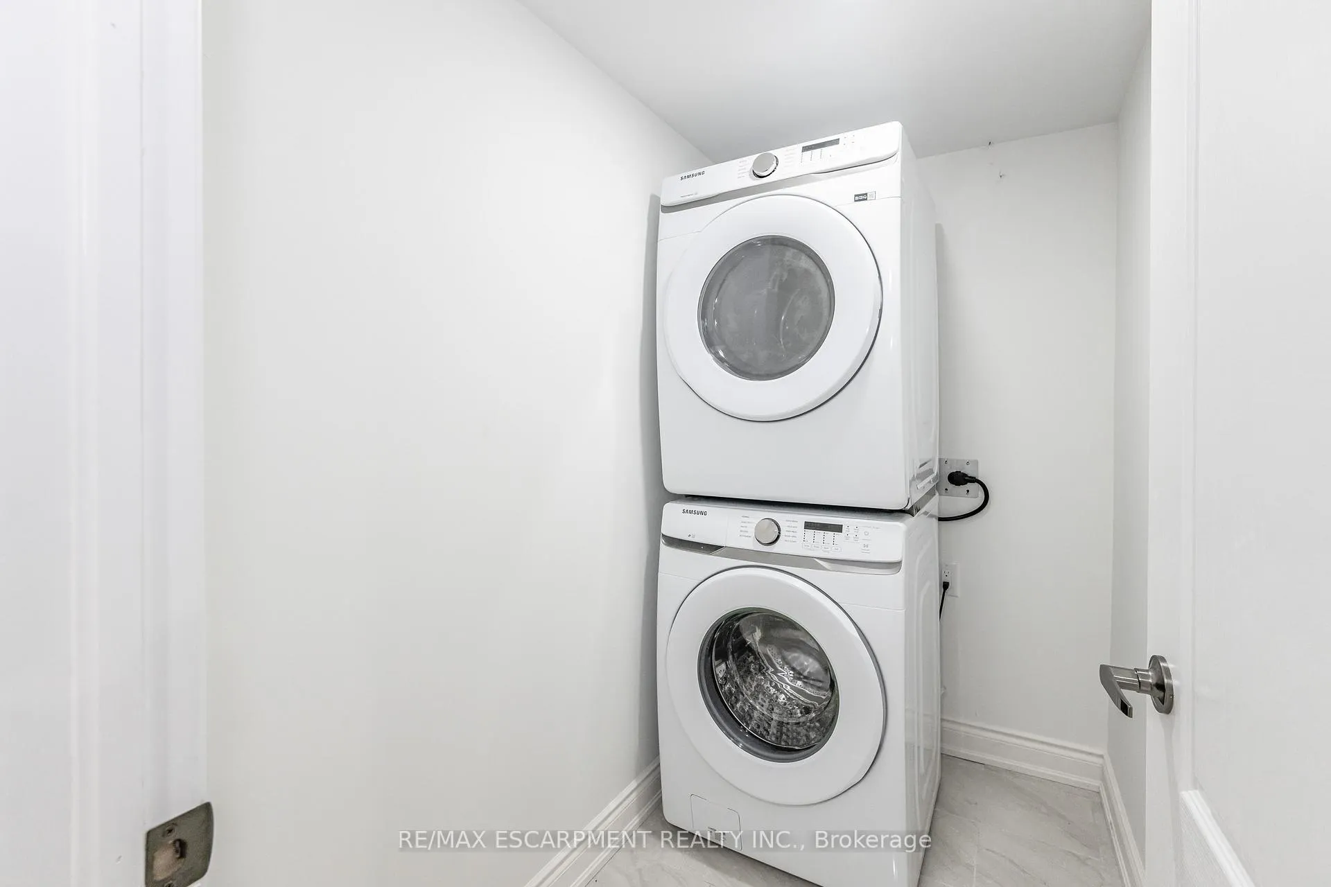 Photo 15 of Unit MAIN, 3045 Portage Road, Niagara Falls, Church's Lane — HOMEH