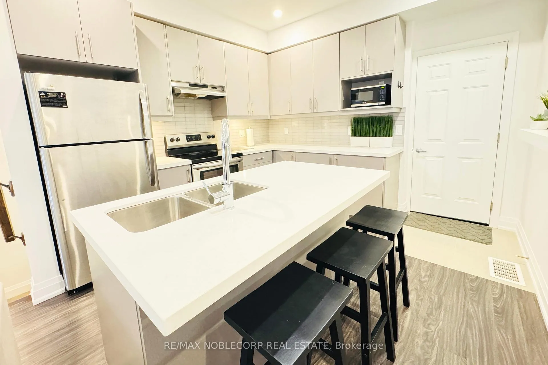 Photo 10 of Unit 10, 39 Robinson Street N, Grimsby, Grimsby East — HOMEH