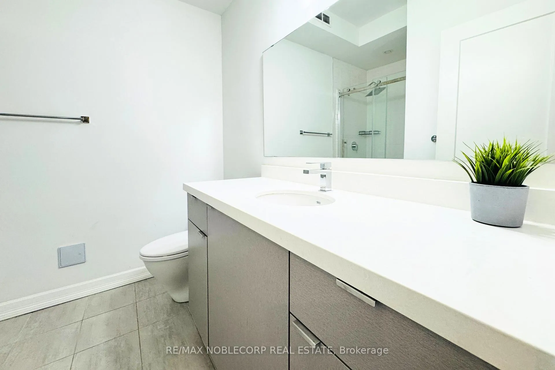 Photo 14 of Unit 10, 39 Robinson Street N, Grimsby, Grimsby East — HOMEH