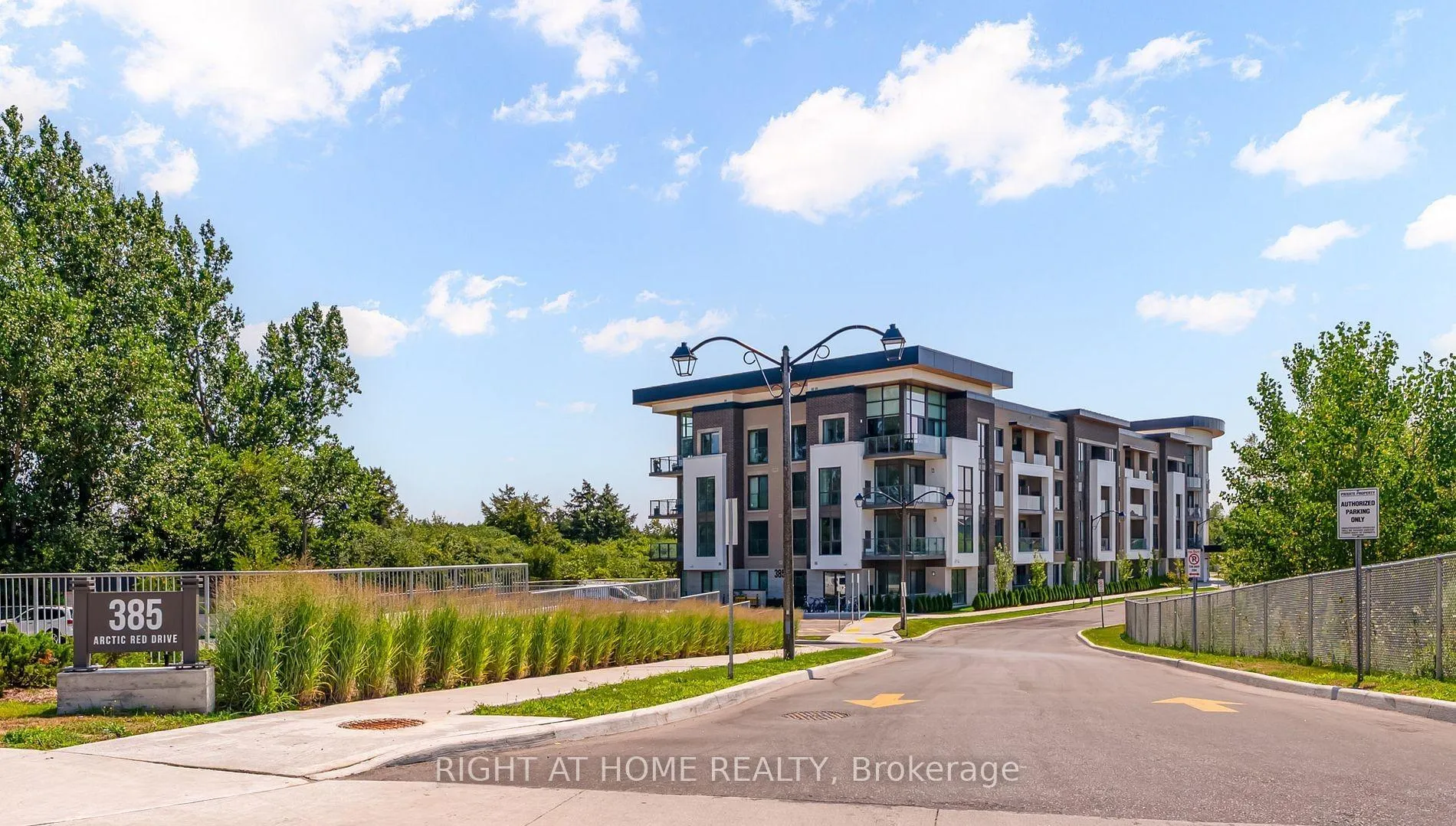 Photo 2 of Unit 425, 385 Arctic Red Drive, Oshawa, Windfields — HOMEH