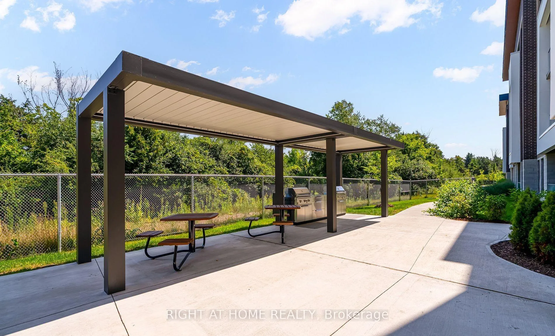 Photo 6 of Unit 425, 385 Arctic Red Drive, Oshawa, Windfields — HOMEH