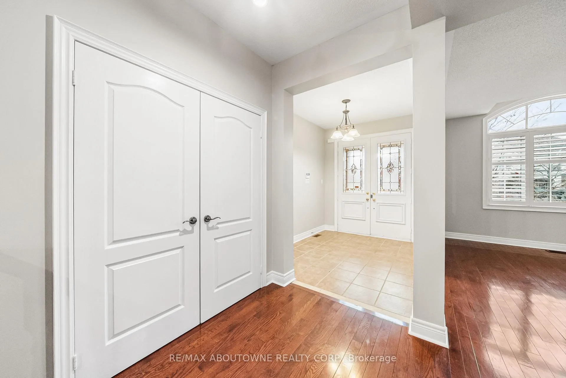 Photo 4 of 3334 Fox Run Circle, Oakville, Bronte — HOMEH