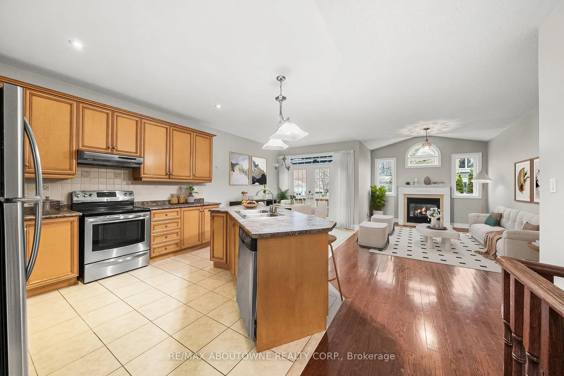 Photo 9 of 3334 Fox Run Circle, Oakville, Bronte — HOMEH