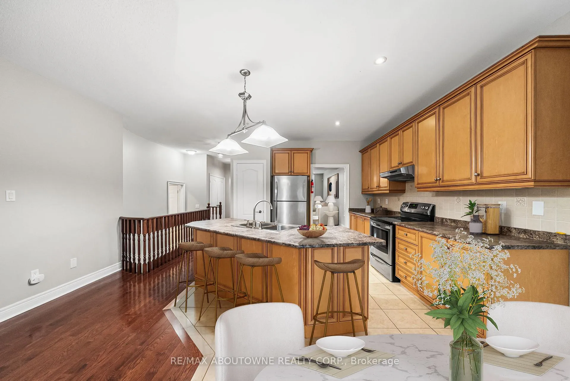 Photo 10 of 3334 Fox Run Circle, Oakville, Bronte — HOMEH