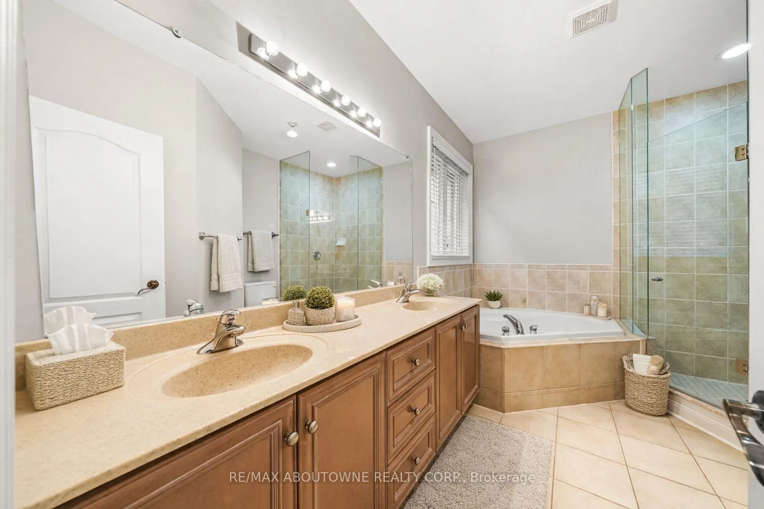 Photo 19 of 3334 Fox Run Circle, Oakville, Bronte — HOMEH