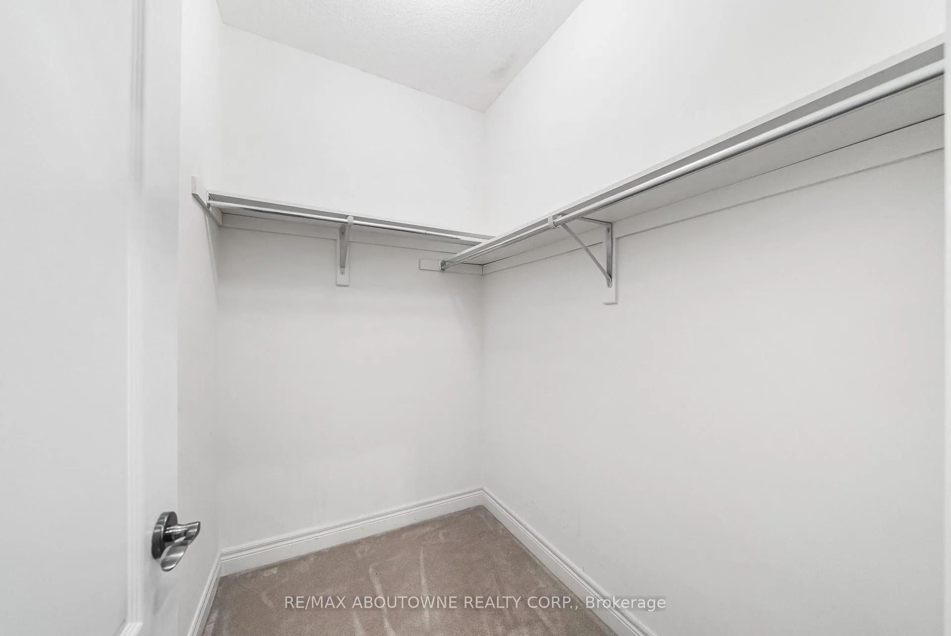 Photo 21 of 3334 Fox Run Circle, Oakville, Bronte — HOMEH