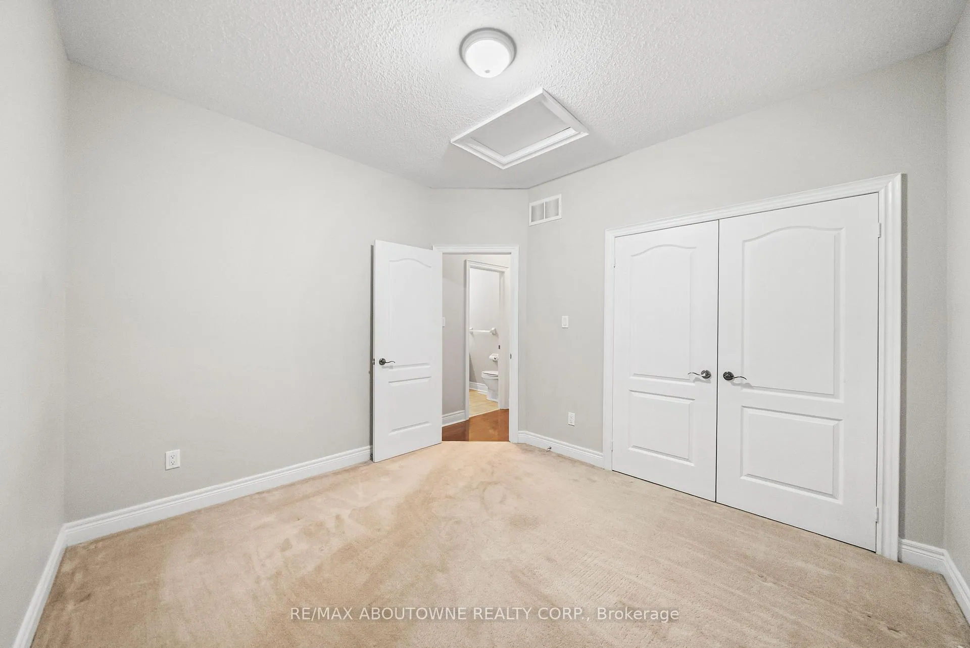 Photo 23 of 3334 Fox Run Circle, Oakville, Bronte — HOMEH