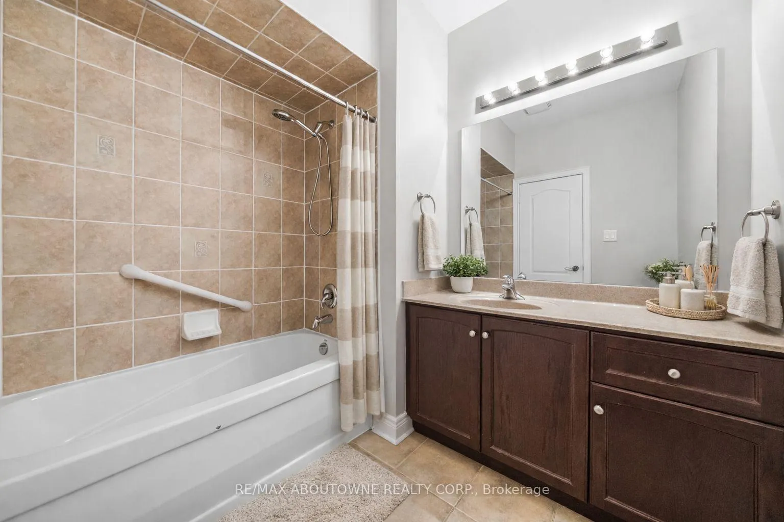 Photo 24 of 3334 Fox Run Circle, Oakville, Bronte — HOMEH