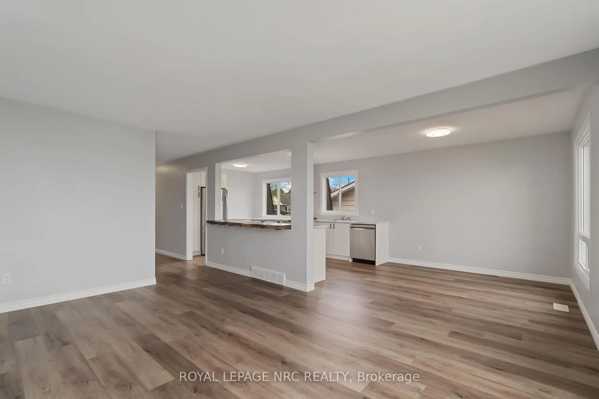 Photo 3 of Unit Upper, 46 Lakeside Drive, Grimsby, Grimsby Beach — HOMEH