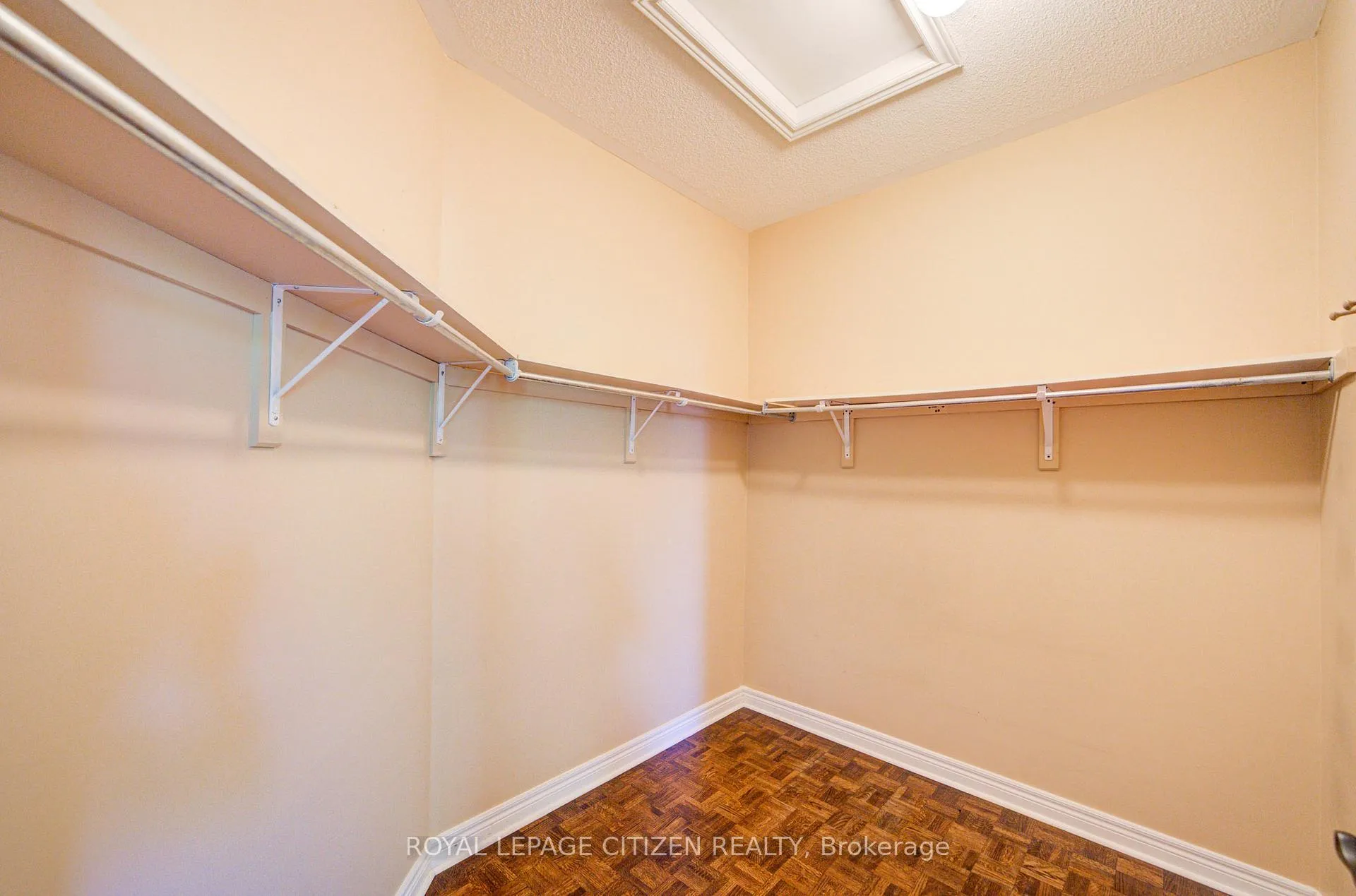 Photo 6 of 180 Kimber Crescent, Vaughan, East Woodbridge — HOMEH