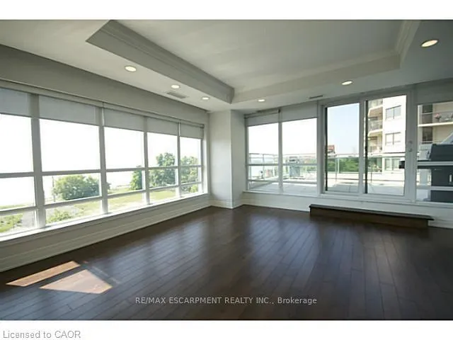 Photo 6 of Unit 403, 360 Pearl Street, Burlington, Brant — HOMEH