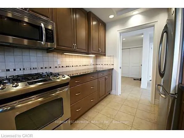 Photo 10 of Unit 403, 360 Pearl Street, Burlington, Brant — HOMEH