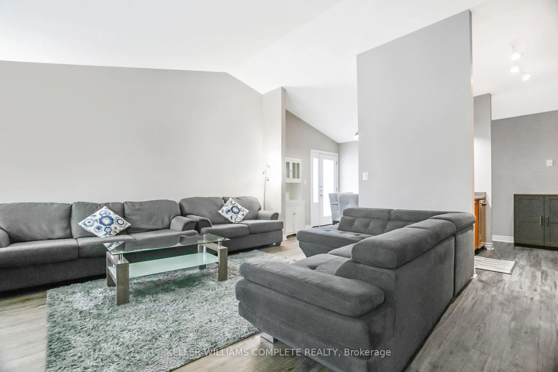 Photo 3 of 378B Glendale Avenue, St. Catharines, Burleigh Hill — HOMEH