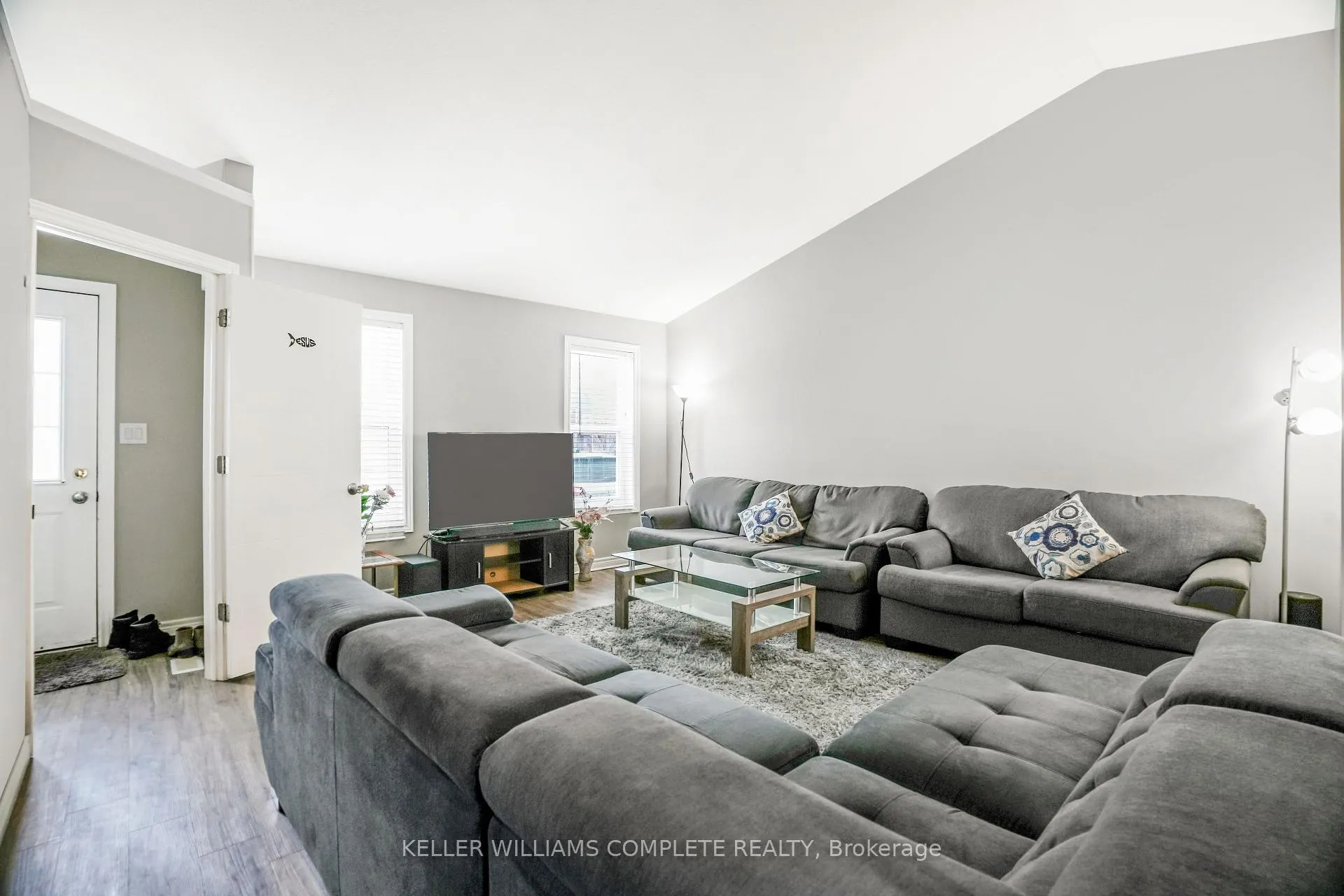 Photo 5 of 378B Glendale Avenue, St. Catharines, Burleigh Hill — HOMEH